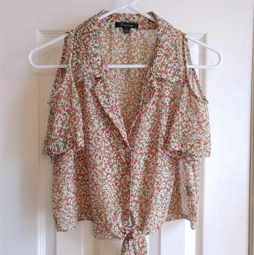 3/$10✨Floral cold shoulder top